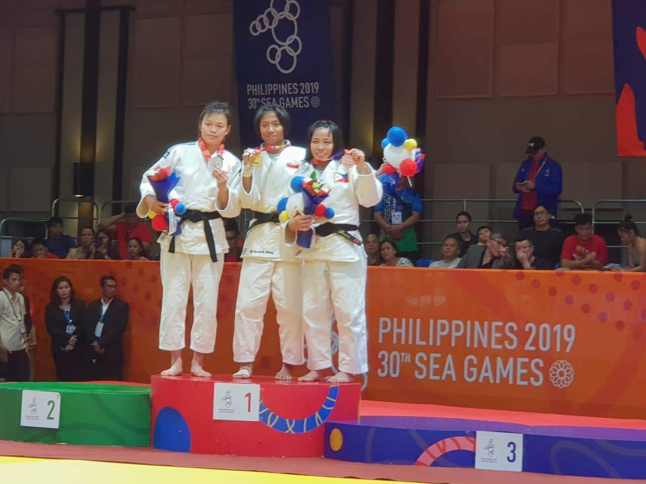 Atlet Kodam IX/Udayana Raih Emas Sea Games 2019 Filipina Anny Pandini (tengah) saat menerima medali emas cabang Judo di Sea Games Filipina 2019.