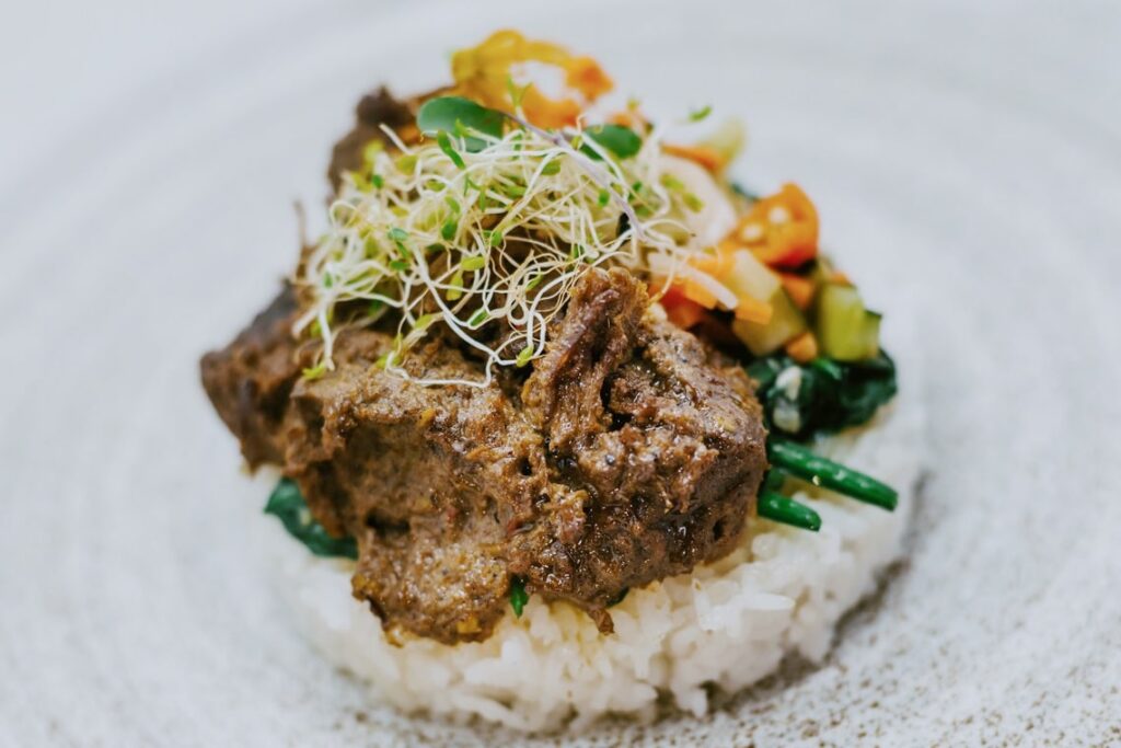 Menu rendang di Lopodo Cafe & Catering.