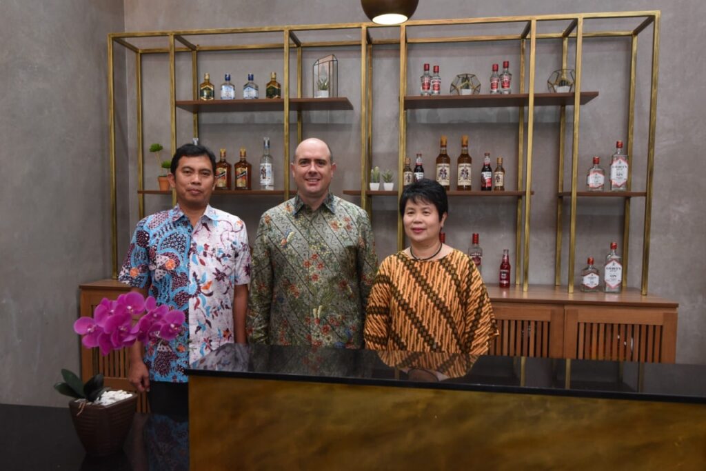 (ki-ka) Corporate Affairs Director Diageo Indonesia Dendy Borman, Managing Director Diageo Indonesia Christophe Beau, Supply Chain Director Diageo Indonesia Marlina Darmadi.