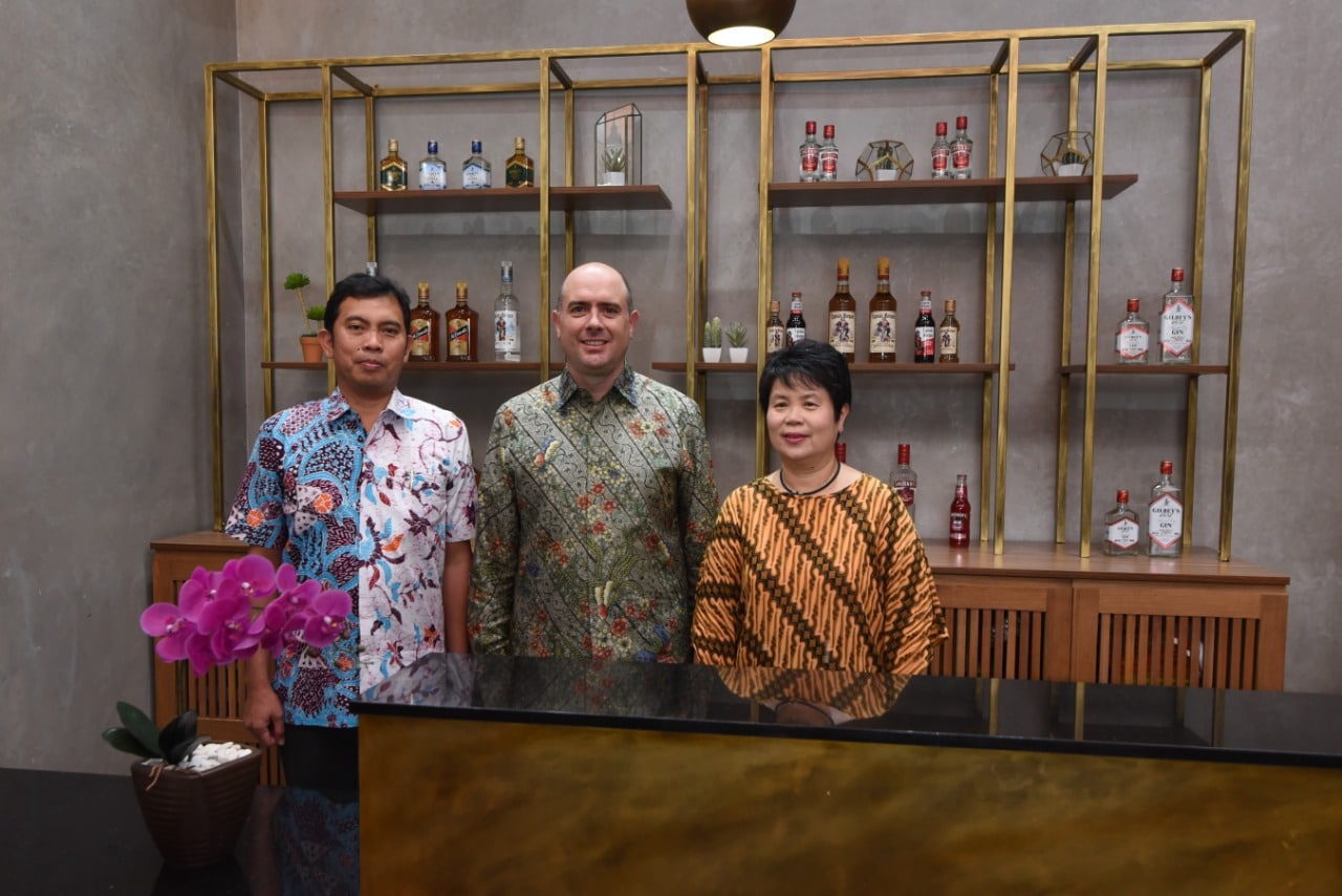 Diageo Indonesia Resmikan Kantor Operasional di Bali (ki-ka) Corporate Affairs Director Diageo Indonesia Dendy Borman, Managing Director Diageo Indonesia Christophe Beau, Supply Chain Director Diageo Indonesia Marlina Darmadi.