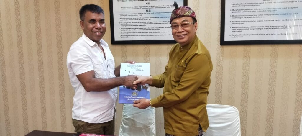 Penandatanganan MoU antara DPW MOI Bali dengan STPBI.