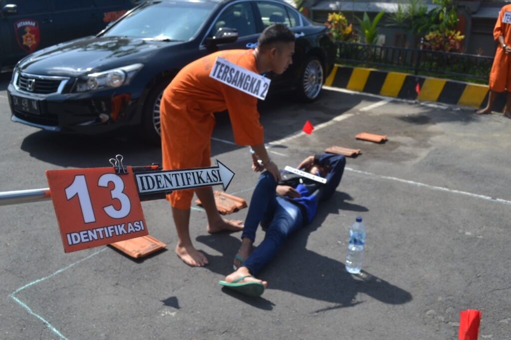 Rekonstruksi atas kasus pembunuhan (pengeroyokan), di lapangan Polres Badung, Kamis, (13/02).