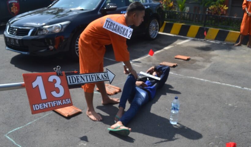 Rekonstruksi atas kasus pembunuhan (pengeroyokan), di lapangan Polres Badung, Kamis, (13/02).
