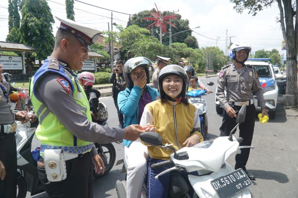 Sat Lantas Polres Bangli Bagi-Bagi Bunga dan Coklat di Hari Valentine.