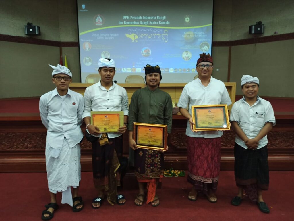 Narasumber dan penyelenggara berfoto bersama usai Diskusi Bersama Peradah (DIPA) Bangli di Museum Gunung Api Batur, Sabtu (15/2).