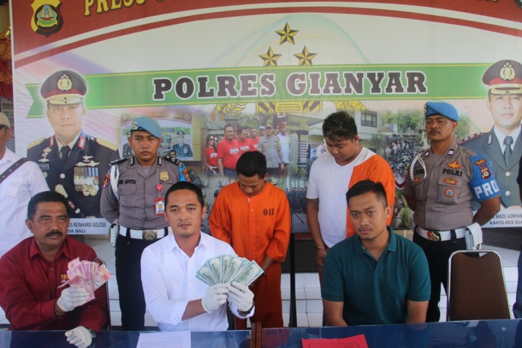 Tim Resmob Sat Reskrim Polres Gianyar menindak karyawan salah satu money changer nakal yang mengelabui wisatawan asing menukarkan uang, di Ubud, Sabtu (22/2).