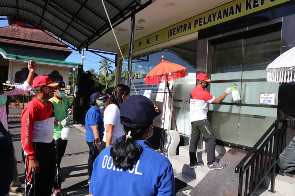 Penyemprotan disinfektan di areal Polres Bangli guna cegah penyebaran virus corona.