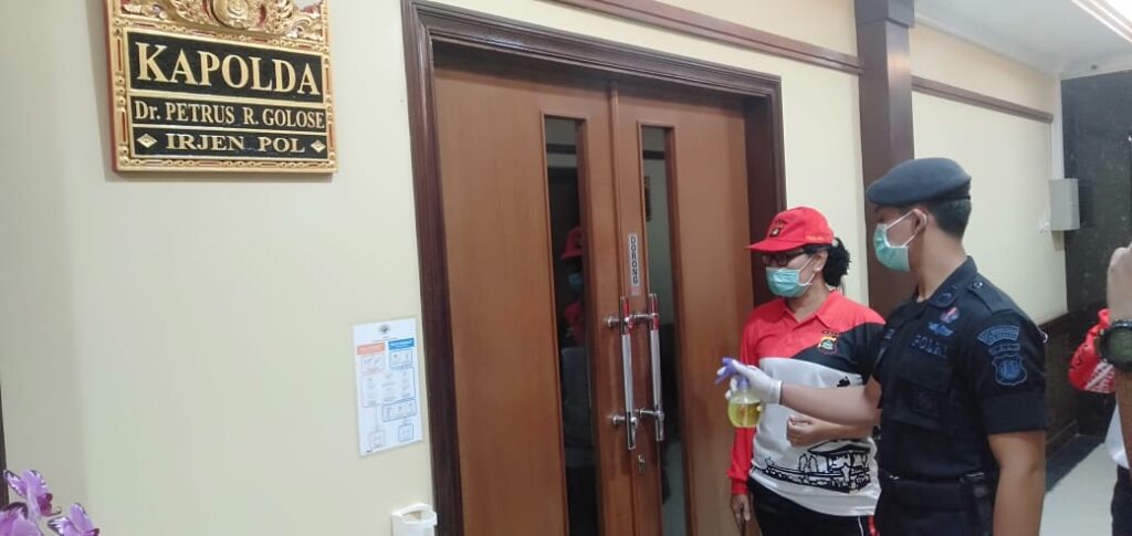 Polda Bali menggelar gerakan desinfeksi massal guna melawan virus korona di seluruh ruangan satker Mako Polda Bali, Minggu (15/3). (ist)
