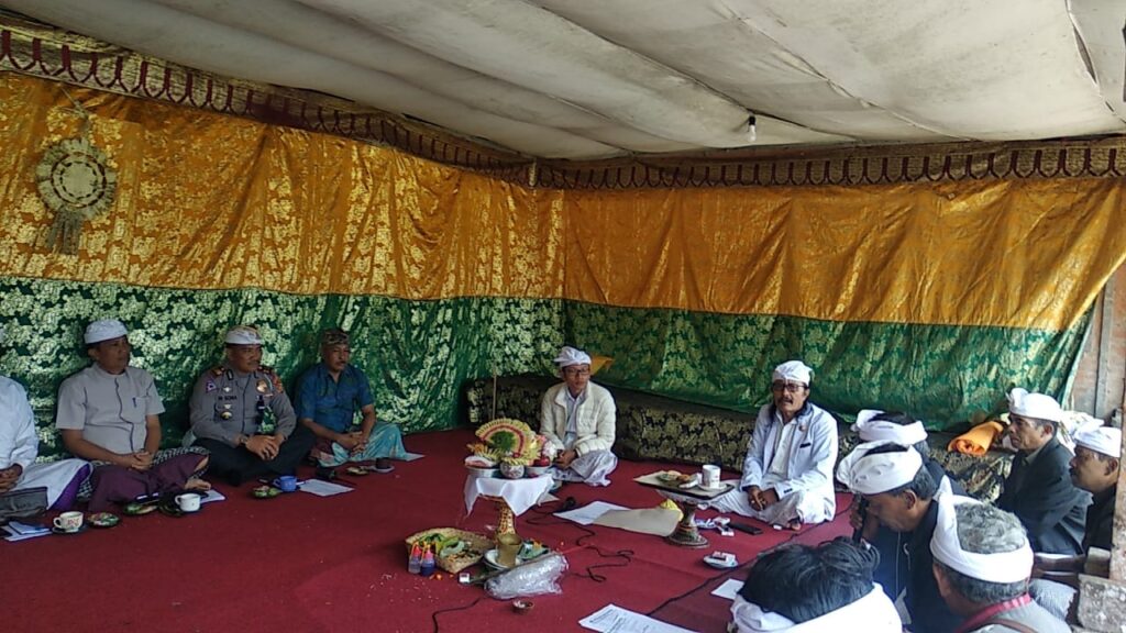 Kapolsek Kintamani Kompol I Made Raka Sugita,S.H.,M.H saat bertatap muka dengan tokoh agama dan masyarakat Batur, Kintamani, Minggu, (15/03).