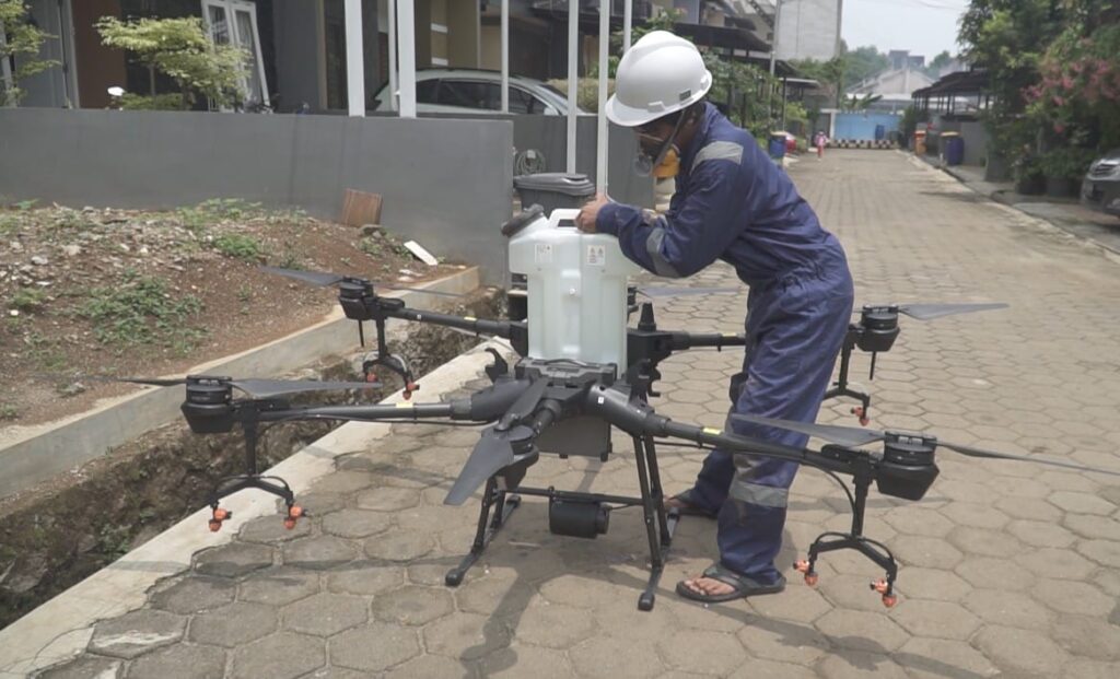 BNI menerbangkan drone yang menyemprotkan disinfektan standar Badan Kesehatan Dunia (WHO) di 50 titik area permukiman di Jabodetabek.
