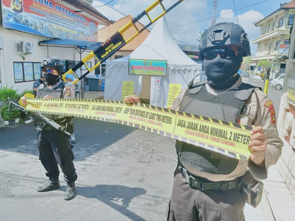 Polres Gianyar terapkan Keep Your Distance At Least Two Meters (jaga jarak anda minimal dua meter) di Area Polres Gianyar, pada Sabtu (28/3).