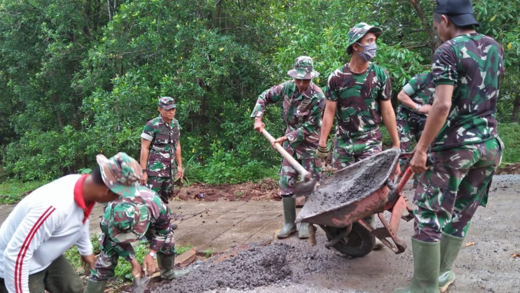 Personel Satgas TNI melaksanakan program TMMD) di Desa Panjianom, Kecamatan Sukasada, Kabupaten Buleleng.