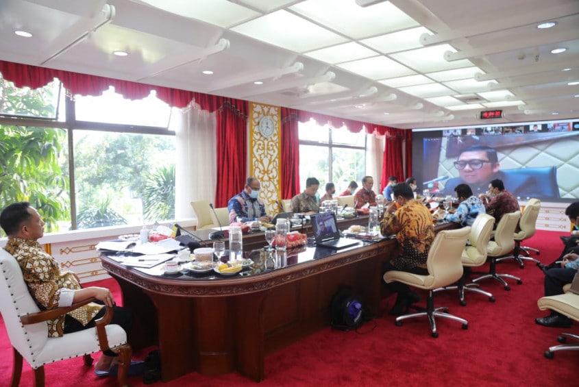 DPR dan Mendagri Setuju Pilkada Serentak Digelar 9 Desember 2020 Menteri Tito Karnavian menghadiri rapat kerja bersama dengan Komisi II DPR RI dan penyelenggara Pemilu via video conference pada Selasa (14/4).