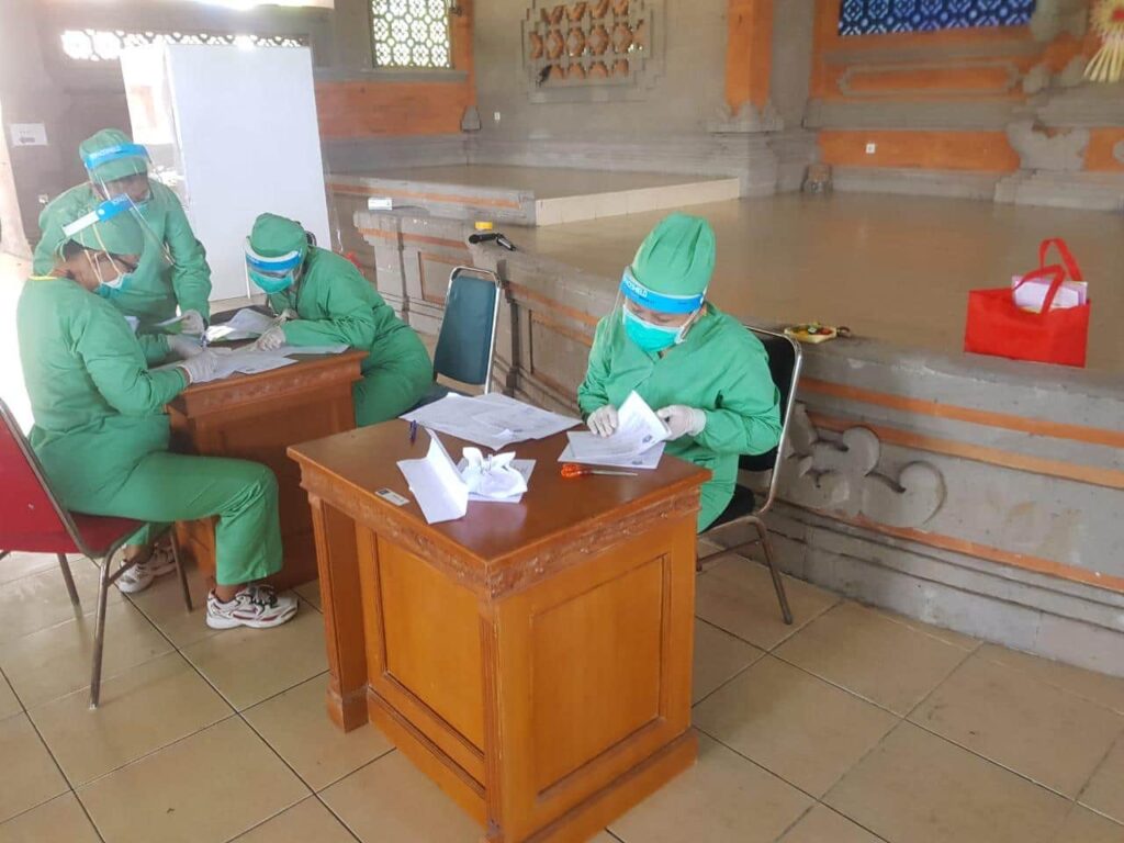 Badung lakukan rapid test terhadap mereka yang pernah berinteraksi (contact tracing) dengan pasien positif Covid-19 di Wantilan DPRD Puspem Badung, Kamis (23/4). (ist)