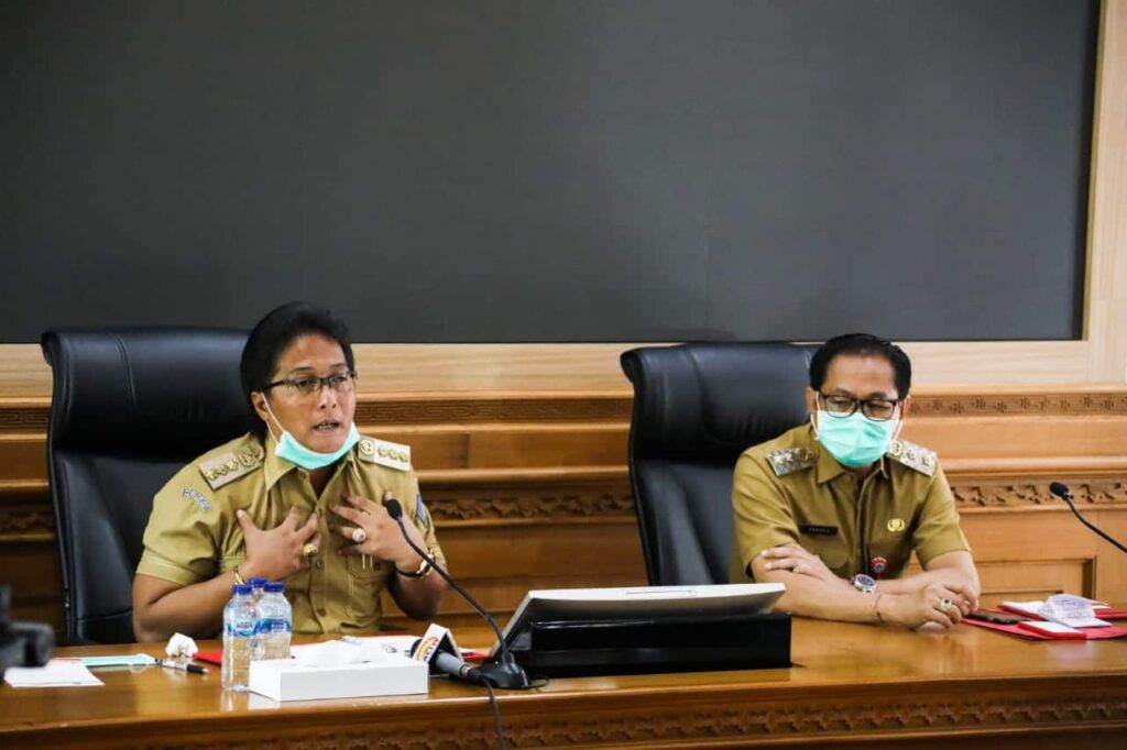 Bupati Giri Prasta bersama Wabup Suiasa disaat Jumpa Media terkait perkembangan dan kebijakan mitigasi COVID-19 di Kabupaten Badung, bertempat di Ruang Pertemuan Rumah Jabatan Bupati Badung, Senin (13/4). (ist)