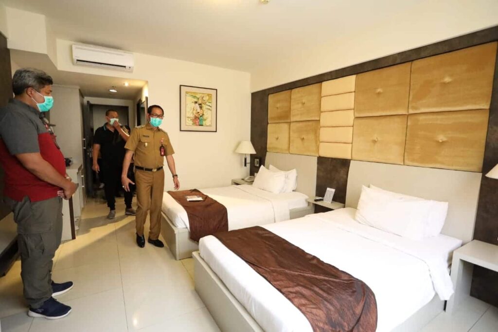Wabup Suiasa didampingi Kadiskes I Nyoman Gunarta disaat meninjau hotel untuk rumah singgah, Selasa (14/4). (ist)