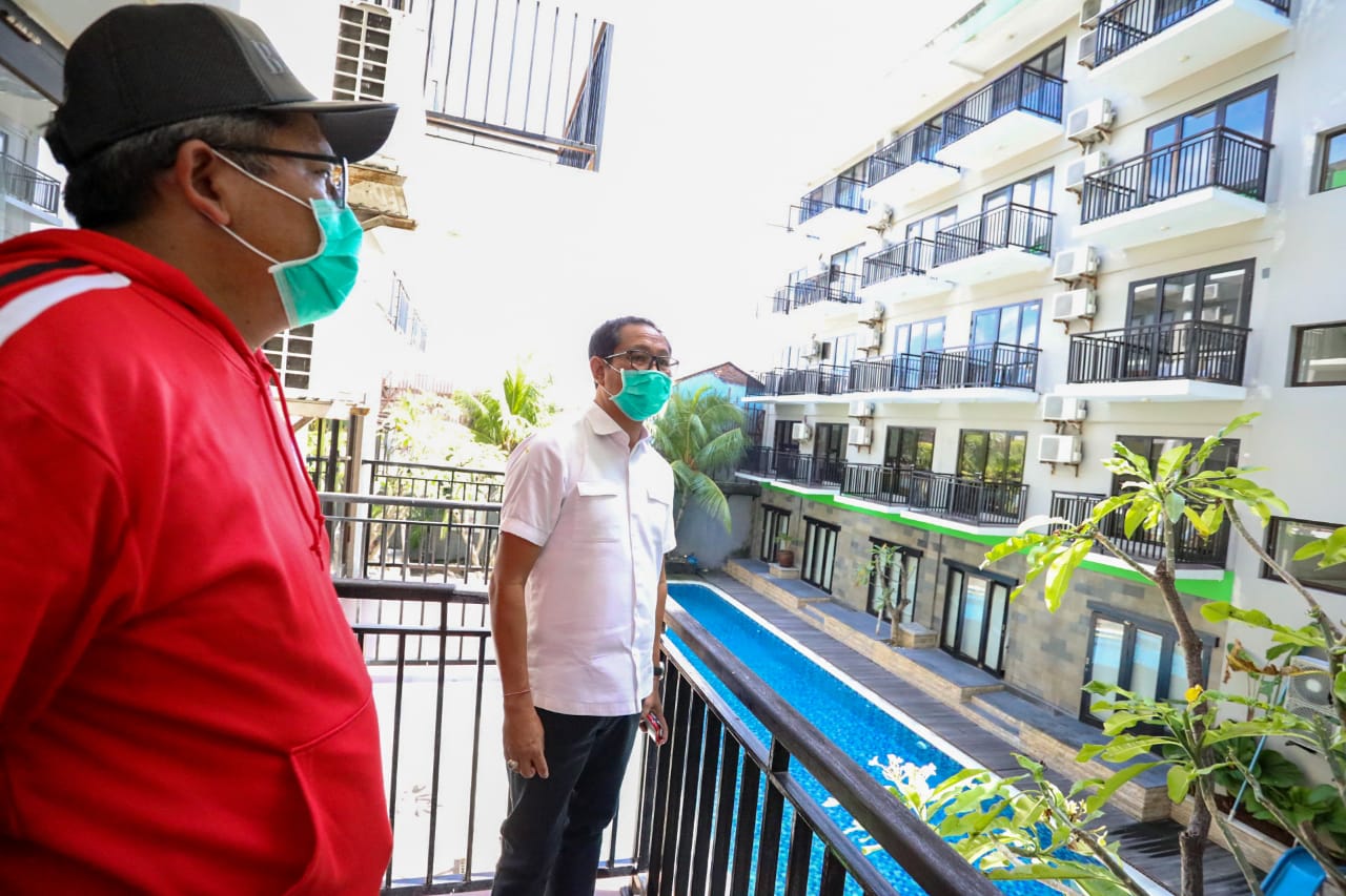 Badung Siapkan Tambahan Hotel Sebagai Rumah Singgah PMI Wabup Suiasa disaat meninjau hotel di kawasan Kuta untuk dijadikan tambahan rumah singgah, Jumat (17/4).
