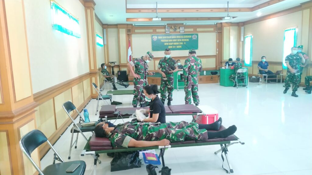 Kodim 1611/Badung menggelar kegiatan donor darah guna membantu Palang Merah Indonesia (PMI)