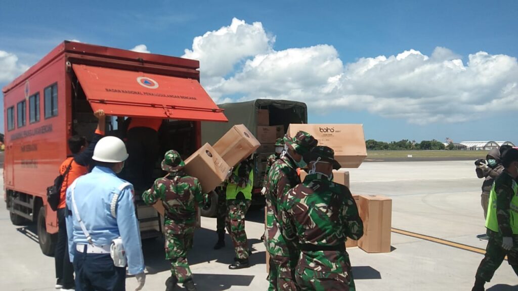 Tambahan 7.500 APD dan 37.500 buah masker dari Pemerintah Pusat saat tiba di Bandara Ngurah Rai. (ist)