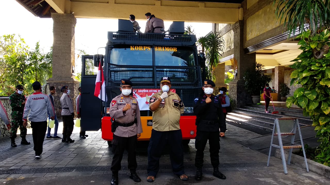 Cegah Penyebaran Covid 19, Desa Peguyangan Kangin Konsisten Lakukan Penyemprotan Disinfektan Penyemprotan disinfektan di Desa Peguyangan Kangin, Sabtu (4/4).
