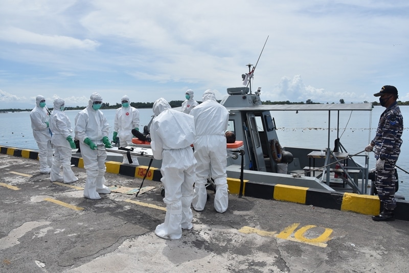 Pangkalan TNI AL Denpasar Laksanakan Latihan Evakuasi Pasien Positif COVID-19 Simulasi dan latihan penanganan pasien positif Virus Corona (Covid-19) di Pangkalan TNI AL Denpasar Bali.