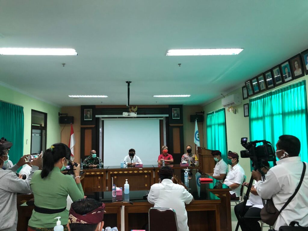 Jumpa pers terkait kesembuhan tiga pasien di Kabupaten Jembrana, pada Kamis (16/4).