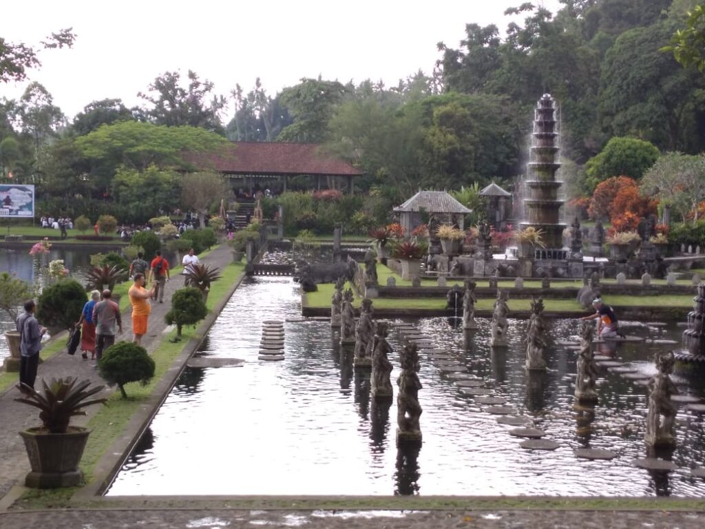 Wisatawan mengunjungi objek wisata Taman Ujung, Karangasem. (dok.)