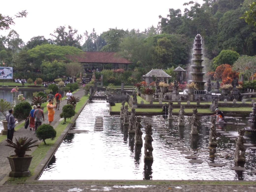 Pakar: Saat Pariwisata Berhenti, Ekonomi juga Berhenti Wisatawan mengunjungi objek wisata Taman Ujung, Karangasem. (dok.)