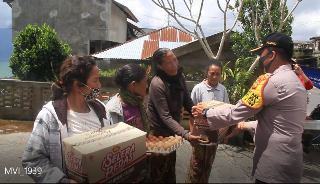 Polres Bangli gelontorkan 500 paket sembako kepada warga terdampak COVID-19, Selasa (21/4). (ist)