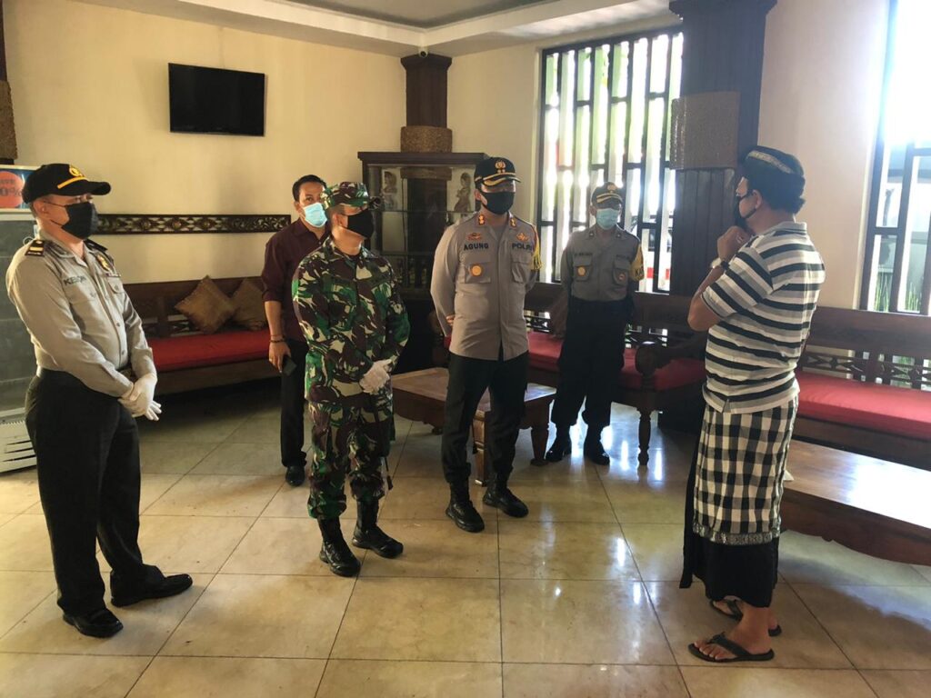 Kapolres bersama Dandim melaksanakan pengecekan lokasi karantina PMI asal Bangli, di Kuta, Rabu (22/4). (ist)