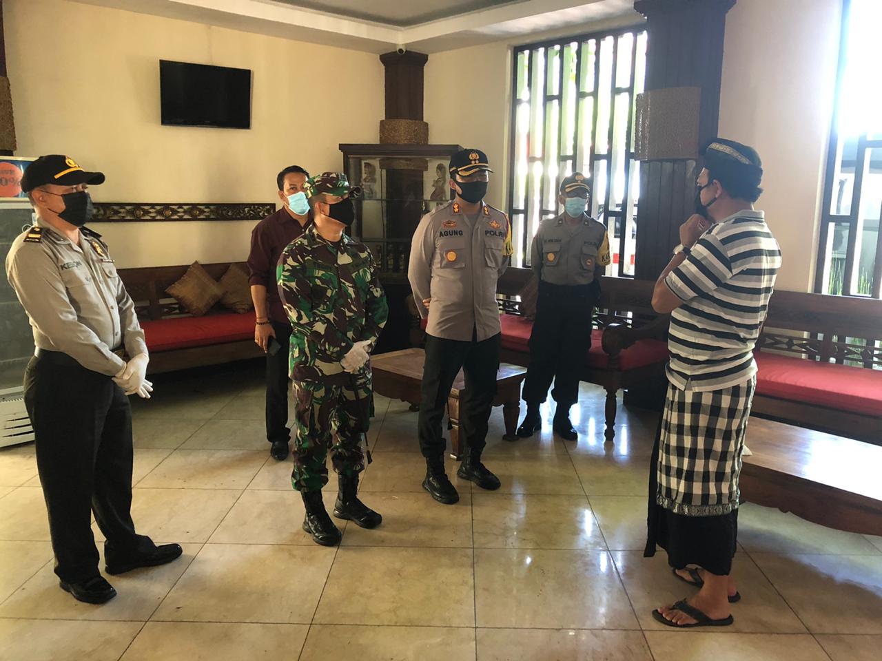 Kapolres Bersama Dandim Cek Tempat Karantina PMI Asal Bangli Kapolres bersama Dandim melaksanakan pengecekan lokasi karantina PMI asal Bangli, di Kuta, Rabu (22/4). (ist)