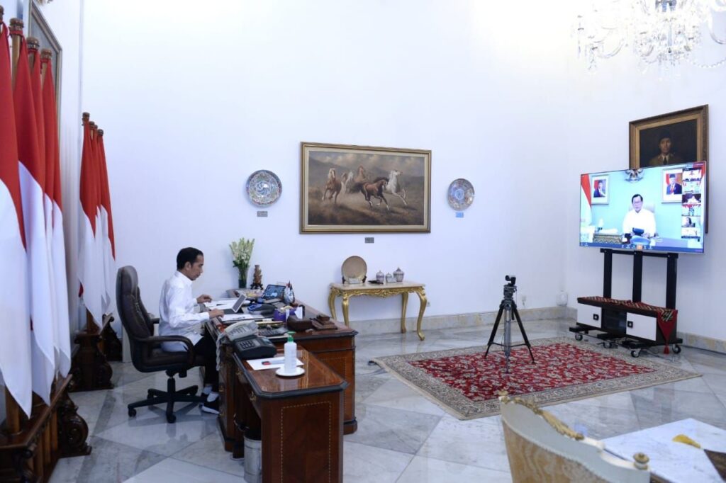 Presiden Jokowi gelar rapat terbatas melalui telekonferensi dari Istana Merdeka, Jakarta, Senin (6/4). (BPMK/ist)