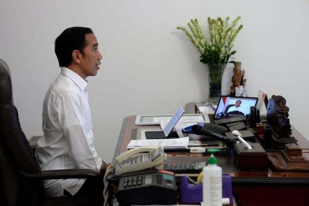Presiden Joko Widodo memimpin rapat terbatas (ratas) membahas laporan Tim Gugus Tugas Covid-19 melalui telekonferensi dari Istana Merdeka, Jakarta, pada Senin (13/4). (ist)