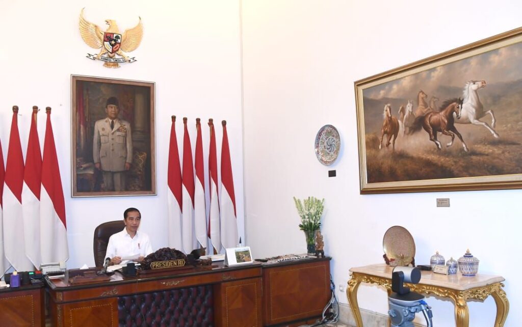 Presiden Jokowi memimpin rapat terbatas membahas antisipasi mudik dan kebutuhan bahan pokok melalui telekonferensi dari Istana Merdeka, Jakarta, Selasa (21/4).