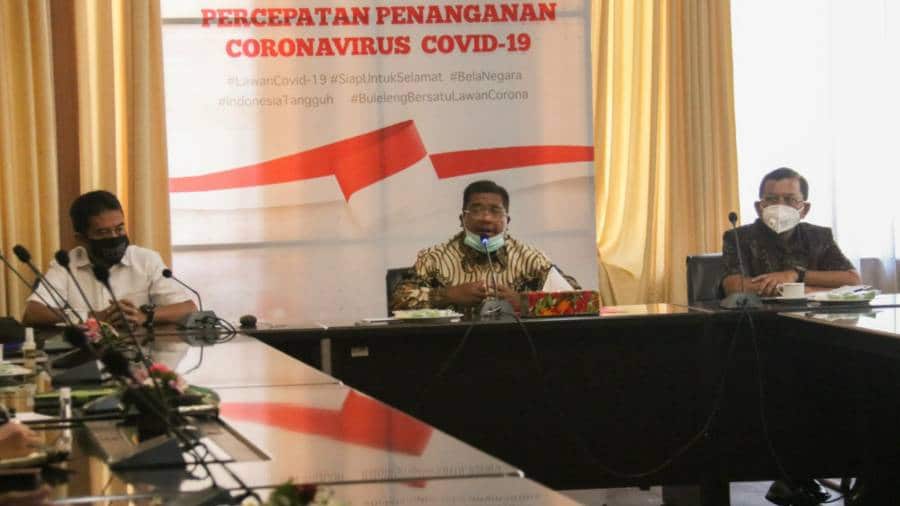 Buleleng Izinkan Warga Rantau Pulang Kampung, Ini Syaratnya Bupati Buleleng Putu Agus Suradnyana selaku Ketua Gugus Tugas Percepatan Penanganan Covid-19 Kabupaten Buleleng saat memimpin rapat evaluasi langkah-langkah penanganan COVID-19 di kantornya pada Selasa (28/4). (ist)