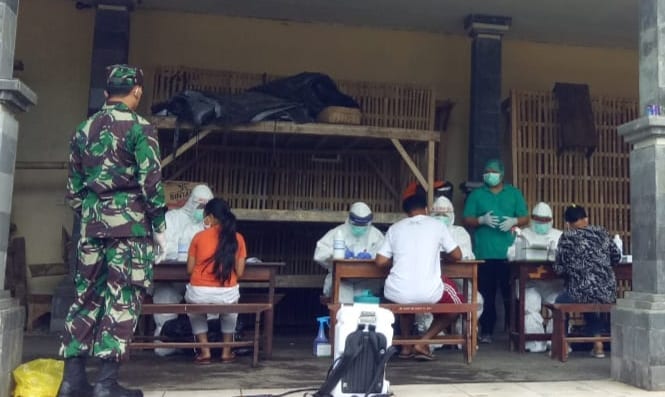 Hasil Uji Swab Warga di Bangli, 126 Orang Dinyatakan Negatif COVID-19 Warga Desa Abuan, Bangli, mengikuti rapid test setelah adanya kasus transmisi lokal didaerah tersebut. (ist)