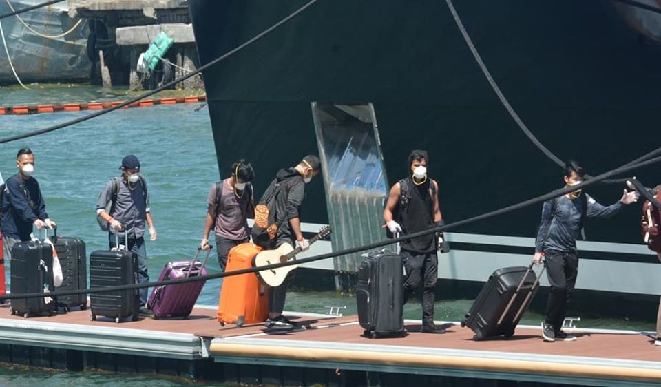 Gugus Tugas Nasional Ijinkan 159 PMI Turun di Pelabuhan Benoa, Denpasar Sebanyak 159 PMI kru Kapal Pesiar Quantum of the Seas turun di Pelabuhan Benoa, Senin (4/5). (ist)