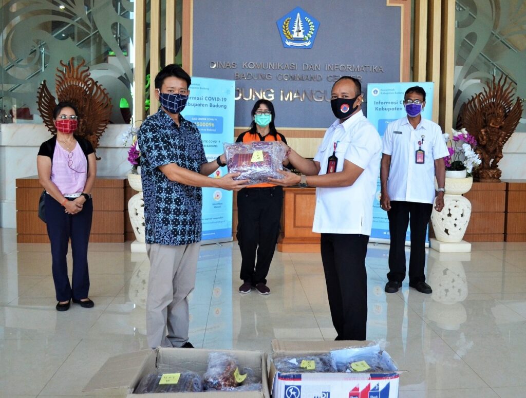 Hotel Nikko Bali menyerahkan donasi berupa masker wajah ke BNPB. (ist)