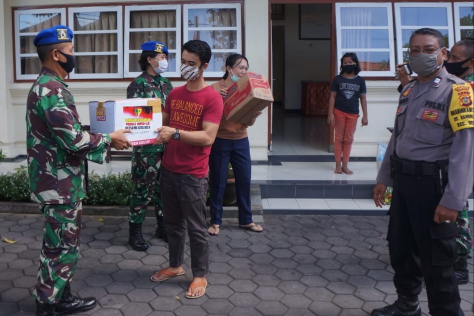 Pomdam IX/Udayana Bagikan 1,5 Ton Beras dan 200 Paket Sembako ke Masyarakat Kurang Mampu Mewakili Danpomdam IX/Udayana, Dansatlak Lidpamfik Kapten Cpm Guntur W dan Kaurlog Kapten Cpm Kasno saat menyerahkan bantuan sembako kepada pengurus Panti Asuhan Tat Twam Asi di Jalan Jayagiri, Denpasar. (ist)