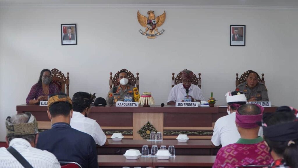 Kapolresta saat silaturahmi ke Desa Adat Renon, di Jl. Tukad Badung, Densel, Sabtu (9/5). (ist)