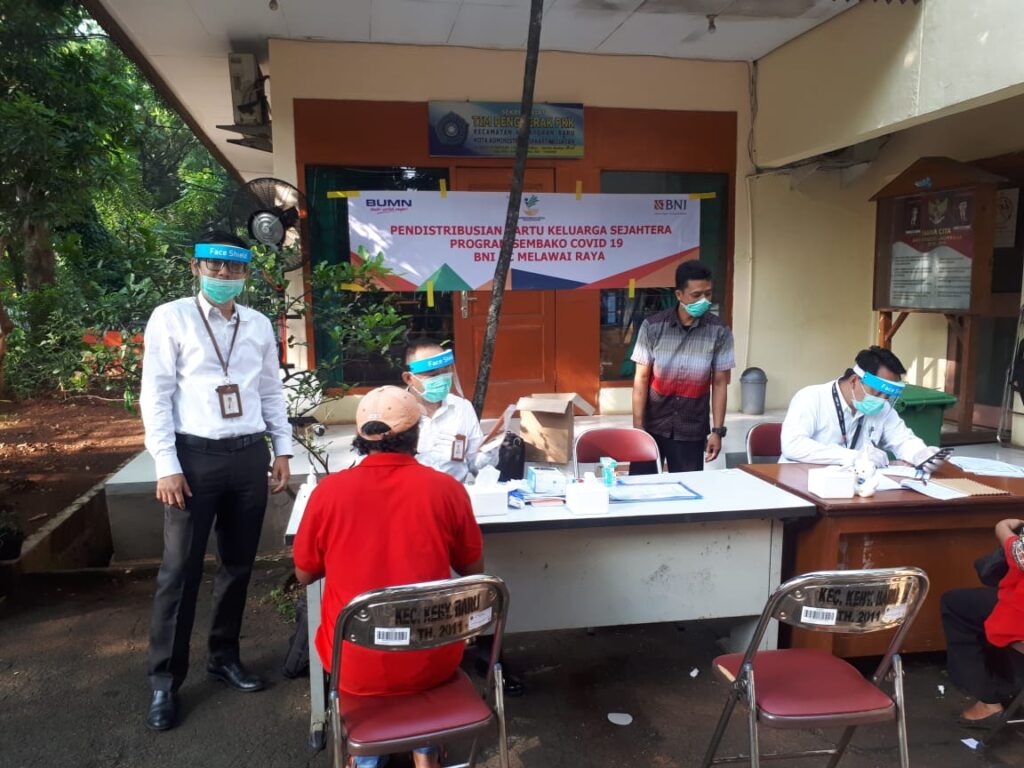 BNI terus menyalurkan bantuan sosial, meskipun berada dalam tekanan wabah COVID-19. (ist)