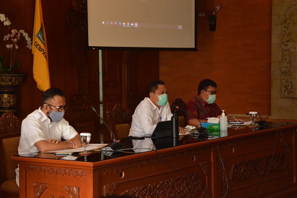 Walikota Denpasar, IB Rai Dharmawijaya Mantra (tengah). (ist)