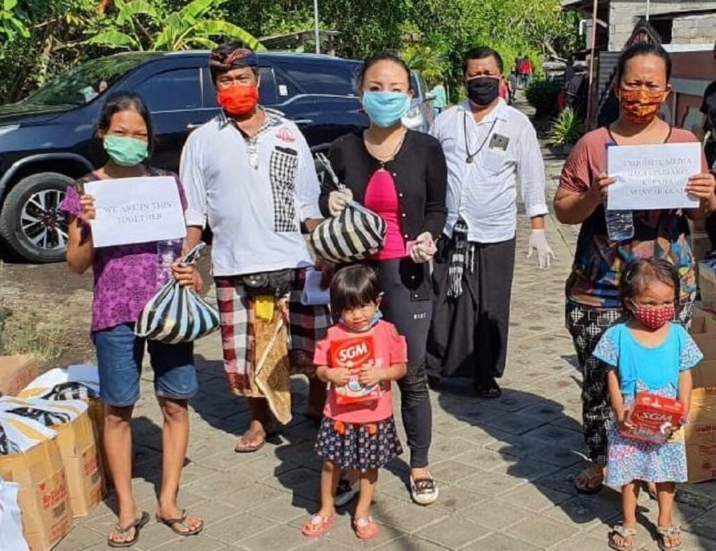 Exquisite Media bagikan sembako untuk warga terdampak pandemi COVID-19 di Bali, Sabtu (16/5).