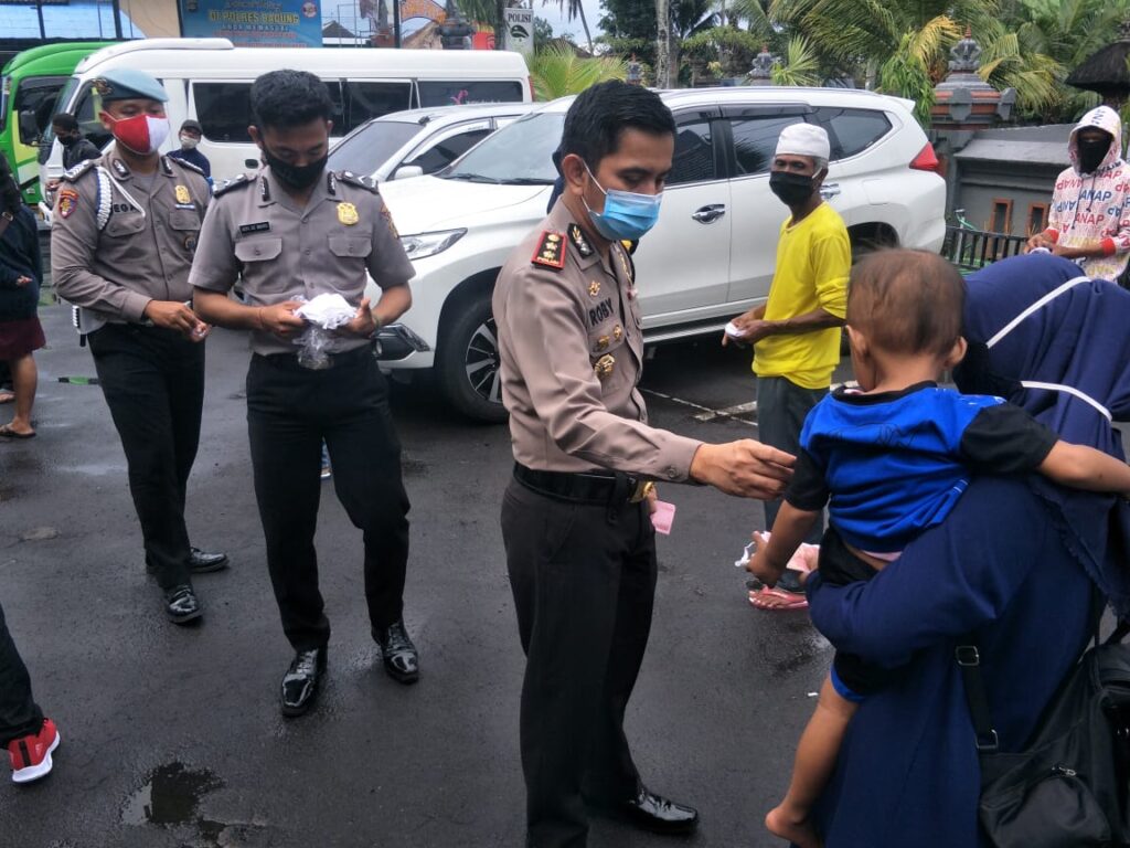 Kapolres Badung AKBP Roby Septiadi, SIK beserta jajaran membantu penumpang yang belum memenuhi persyaratan pulang mudik, Kamis, (21/05). (ist)
