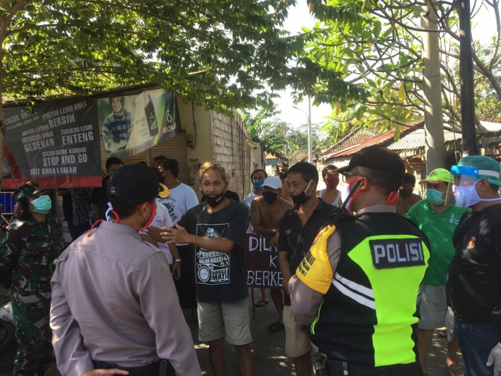 Warga menolak melaksanakan Rapid Test di Banjar Sayan, Mengwi, Badung, Senin (25/5). (ist)