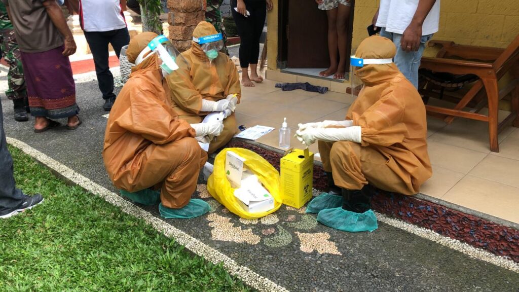 Warga Gang Gunung Lempuyang, Banjar Sayan, Desa Werdi Bhuana, Mengwi, Badung akhirnya bersedia untuk di rapid tes oleh Dinas Kesehatan Kabupaten Badung. (ist)