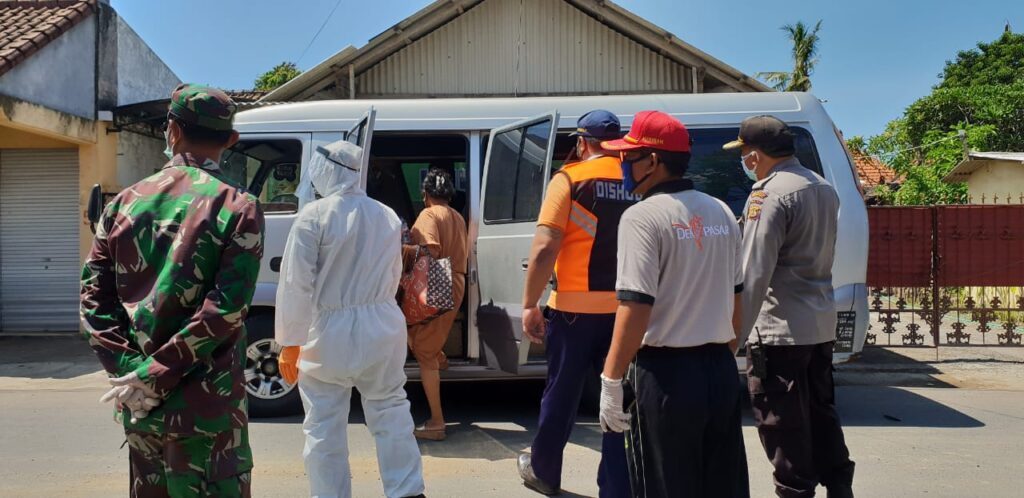 Gugus Tugas COVID-19 Pemkot Denpasar Jemput 4 OTG asal Sanur Kauh untuk diisolasi. (ist)