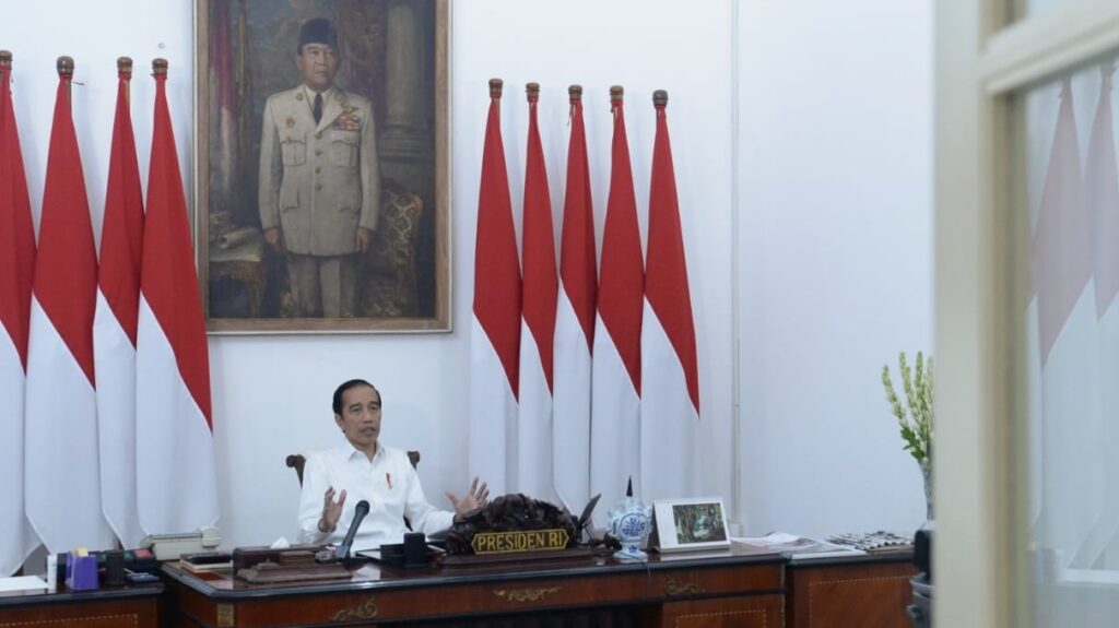 Presiden Joko Widodo memimpin rapat terbatas (ratas) untuk membahas percepatan penanganan pandemi COVID-19 secara telekonferensi dari Istana Merdeka, Jakarta, pada Rabu, 27 Mei 2020. (ist)