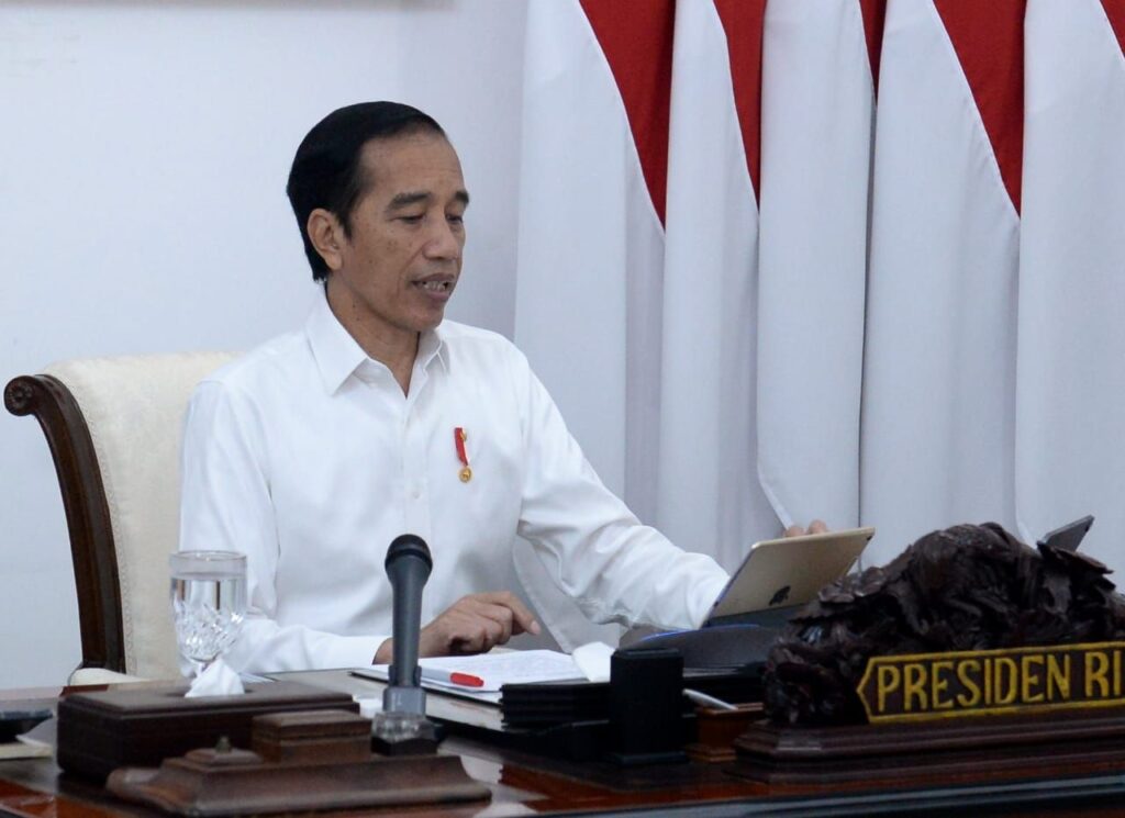 Presiden Joko Widodo memimpin rapat terbatas (ratas) untuk membahas percepatan penanganan pandemi COVID-19 secara telekonferensi dari Istana Merdeka, Jakarta, pada Rabu, 27 Mei 2020. (ist)
