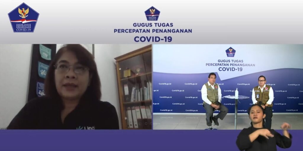 Ketua Tim Lab Pemeriksaan Kasus COVID-19 Provinsi Bali Ni Nyoman Sri Budayanti (kiri) saat memberikan keterangan melalui telekonferensi di Graha BNPB, Jakarta (5/5). (BNPB)